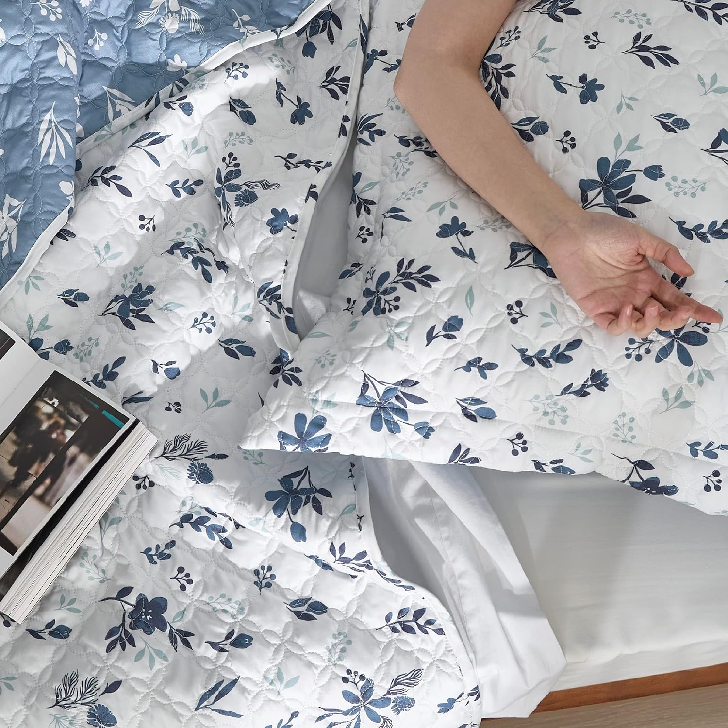 image:imageBedsure Floral Quilts Queen Size Reversible Botanical Floral Comforter Bedding Bedspread Coverlet Lightweight AllSeason Comfort Green amp White Plaid Parttern Machine Washable 90x96 3 Pcs01 Daisy