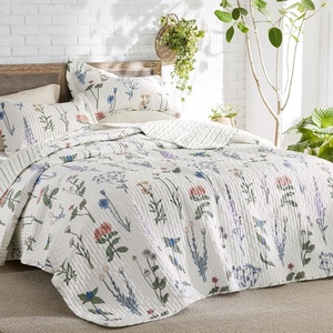 Bedsure Floral Quilts Queen Size, Reversible Botanical Floral Comforter | Bedding, Bedspread, Coverlet, Lightweight, All-Season Comfort, Green & White Plaid Parttern, Machine Washable, 90″x96″, 3 Pcs(03 – Coconut White)