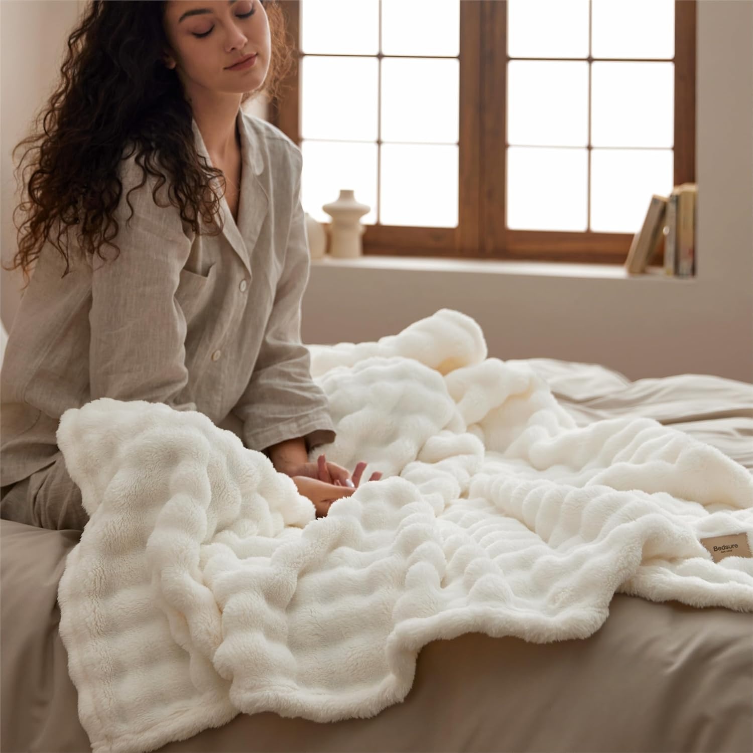 image:imageBedsure 3D Fleece Bubble Blankets for Couch Cute Pink Throw Blanket for Sofa Bedroom Decor Luxury Soft Cozy Pink Birthday Gifts for Women Girls Lightweight Light Pink 506001 Off White