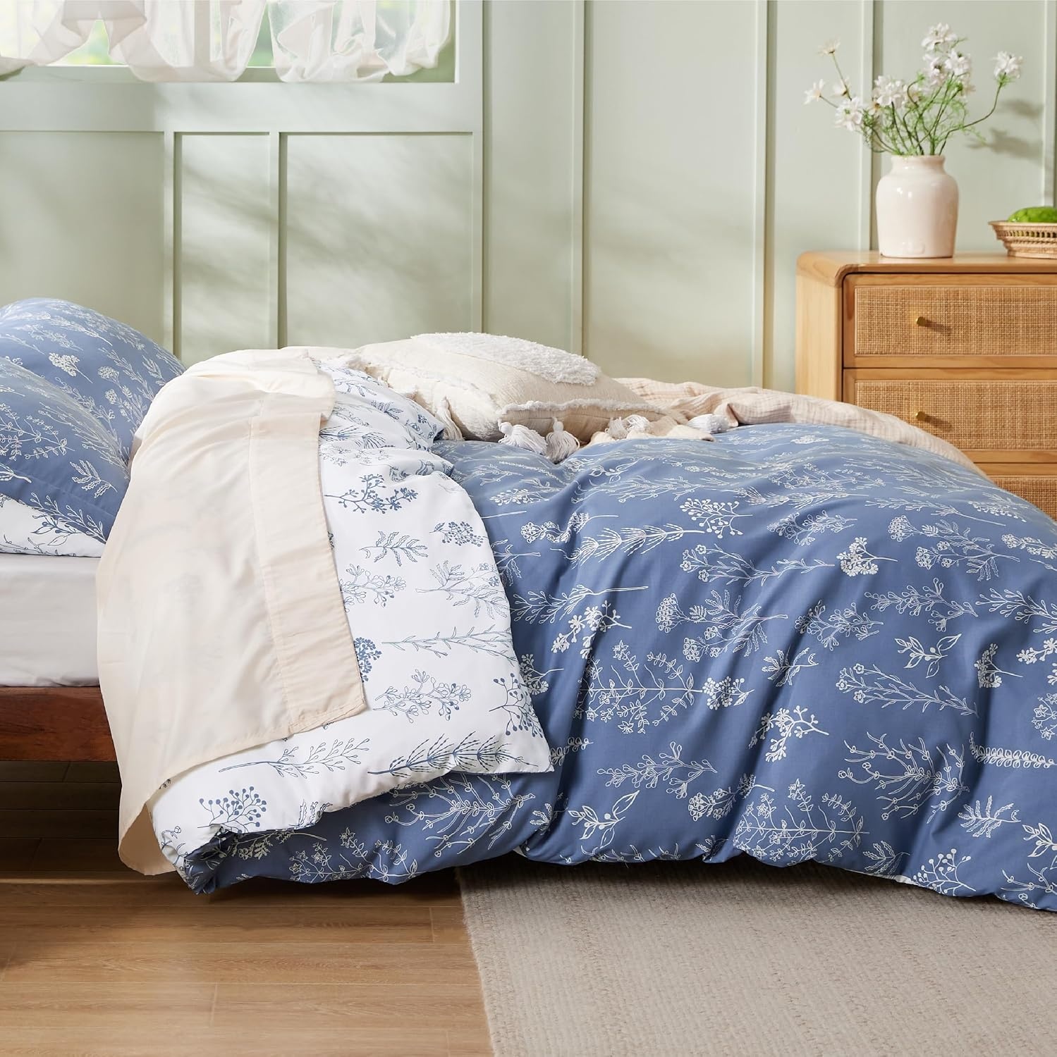 image:imageBedsure Duvet Cover King Size Reversible Navy Blue King Duvet Cover Set with Zipper Closure 3 Pieces Floral Patterned Bedding Set with 8 Corner Ties and 2 Pillow Shams24 Infinity Blue No Comforter