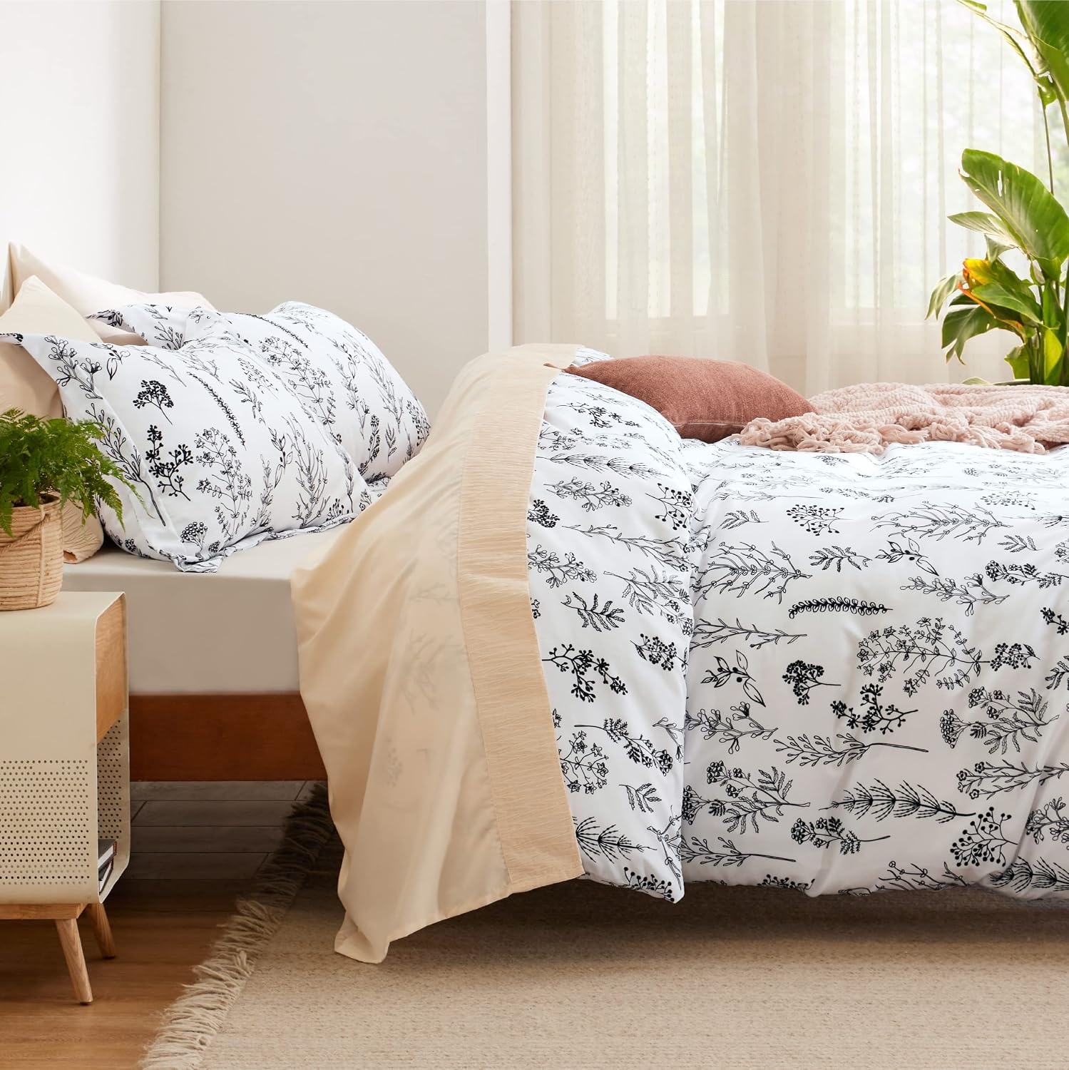 image:imageBedsure Duvet Cover King Size Reversible Navy Blue King Duvet Cover Set with Zipper Closure 3 Pieces Floral Patterned Bedding Set with 8 Corner Ties and 2 Pillow Shams21 White No Comforter