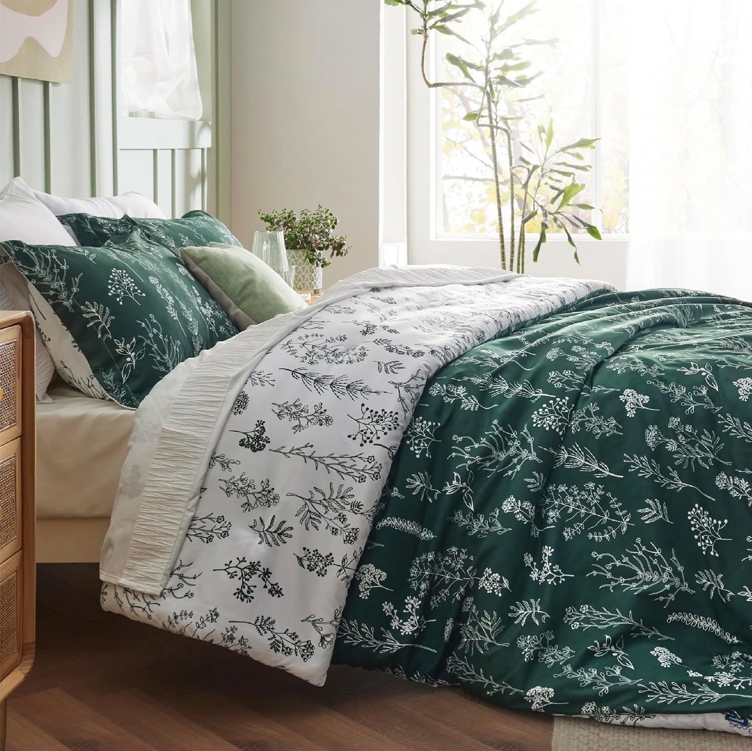 image:imageBedsure Duvet Cover King Size Reversible Navy Blue King Duvet Cover Set with Zipper Closure 3 Pieces Floral Patterned Bedding Set with 8 Corner Ties and 2 Pillow Shams32 Emerald Green No Comforter