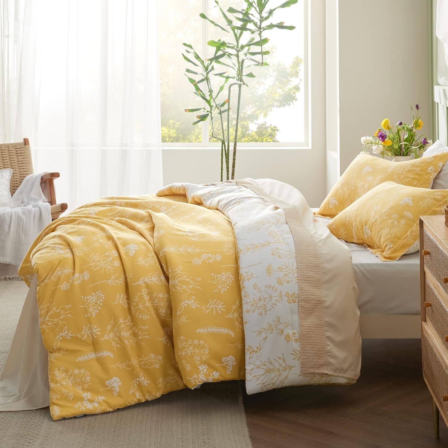 image:imageBedsure Light Grey Queen Comforter Set Reversible Floral Bed Set Soft Summer Lightweight Bedding for Bedroom 1 Soft Botanical Flowers Comforter and 2 Pillow Shams18 Glod