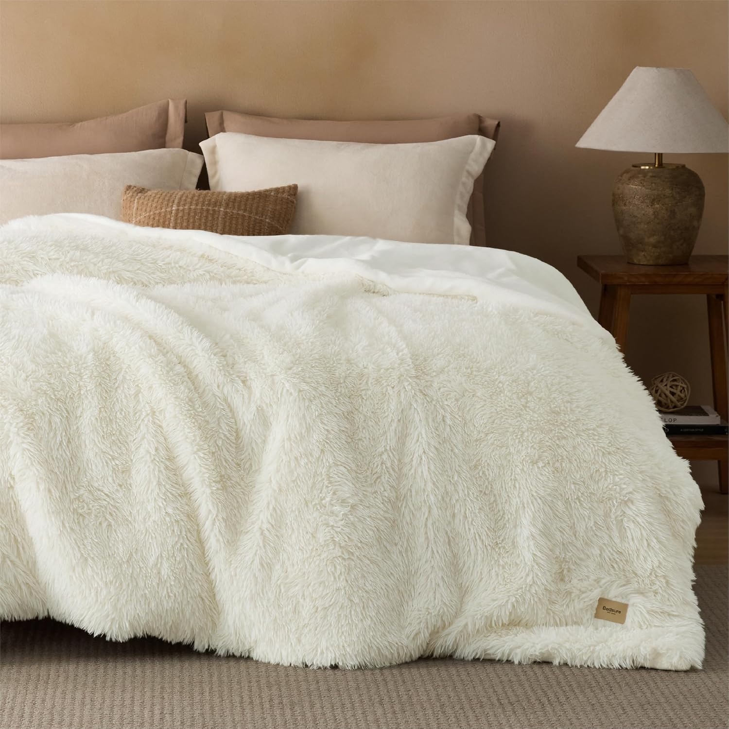 image:imageBedsure Faux Fur White Throw Blanket Fluffy Soft Shaggy Reversible01 White