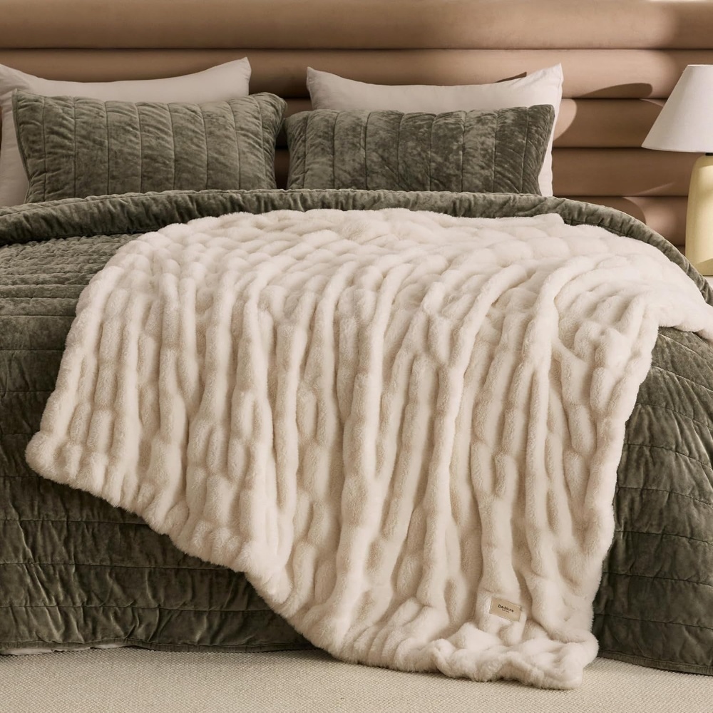 image:imageBedsure Soft DoubleSided Faux Fur Throw Blanket Light Brown 50x60Light Beige